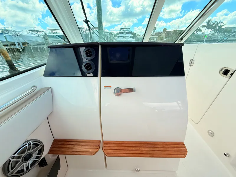 Slide: The Image of Boston Whaler 330 Vantage 2027 - 63