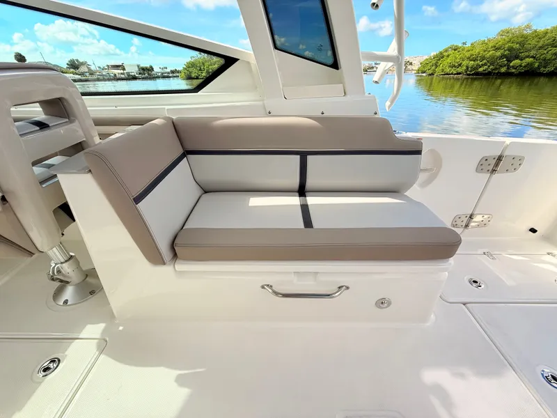 Slide: The Image of Boston Whaler 330 Vantage 2027 - 46