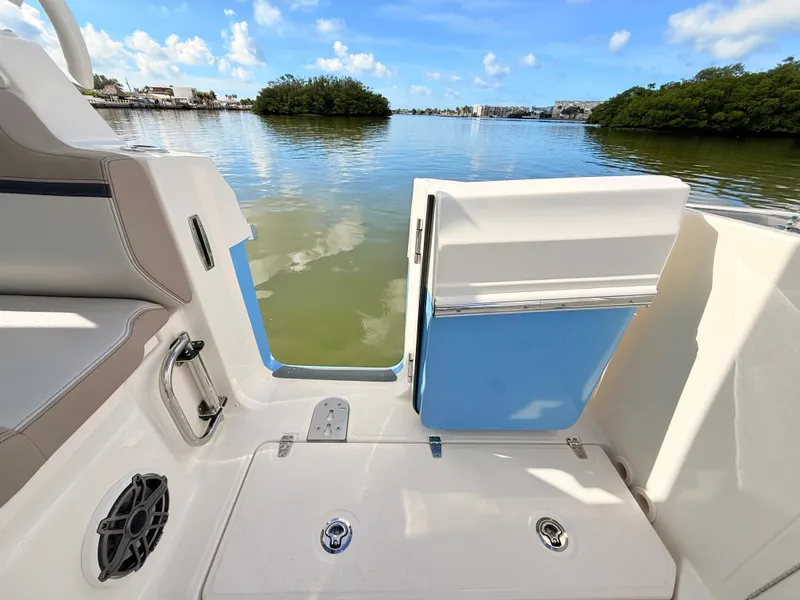 Slide: The Image of Boston Whaler 330 Vantage 2027 - 33