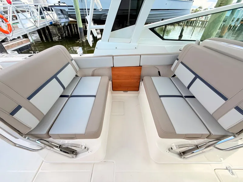 Slide: The Image of Boston Whaler 330 Vantage 2027 - 43