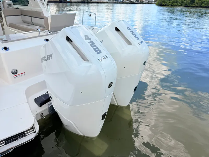 Slide: The Image of Boston Whaler 330 Vantage 2027 - 21