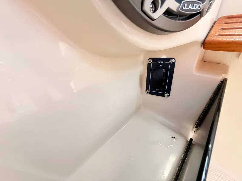 Slide: The Image of Boston Whaler 330 Vantage 2027 - 60
