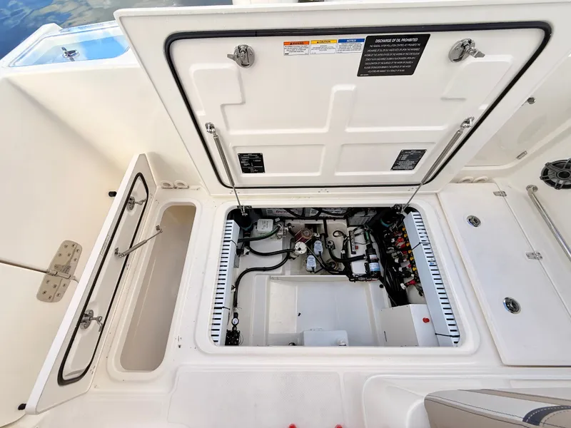 Slide: The Image of Boston Whaler 330 Vantage 2027 - 30