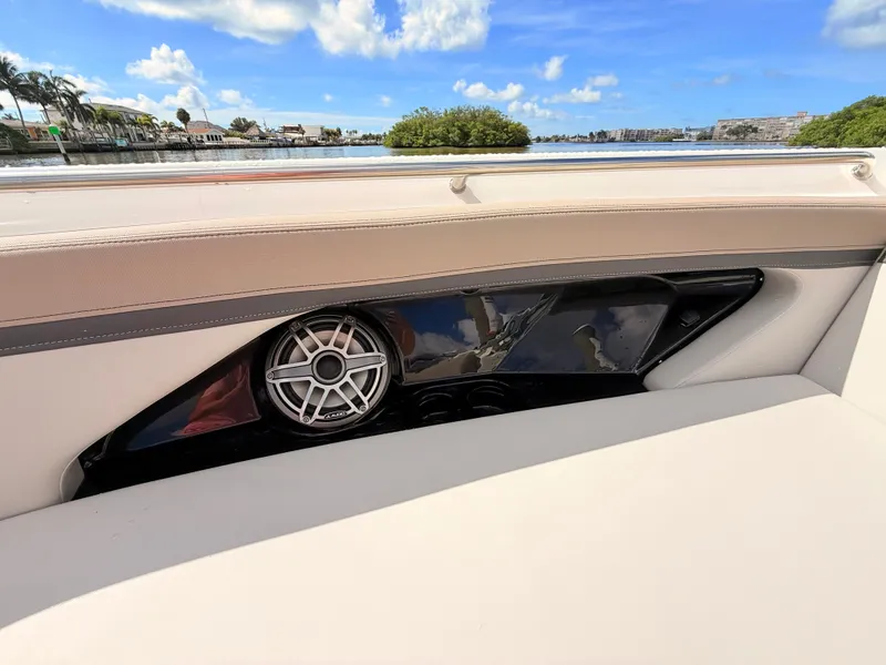 Slide: The Image of Boston Whaler 330 Vantage 2027 - 84