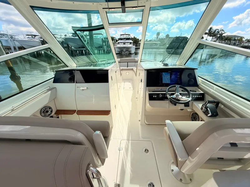 Slide: The Image of Boston Whaler 330 Vantage 2027 - 48