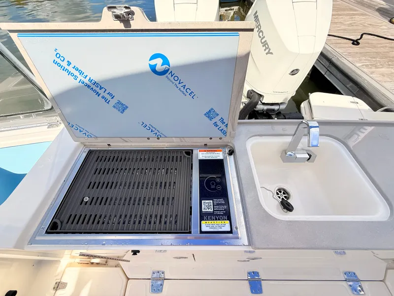 Slide: The Image of Boston Whaler 330 Vantage 2027 - 35