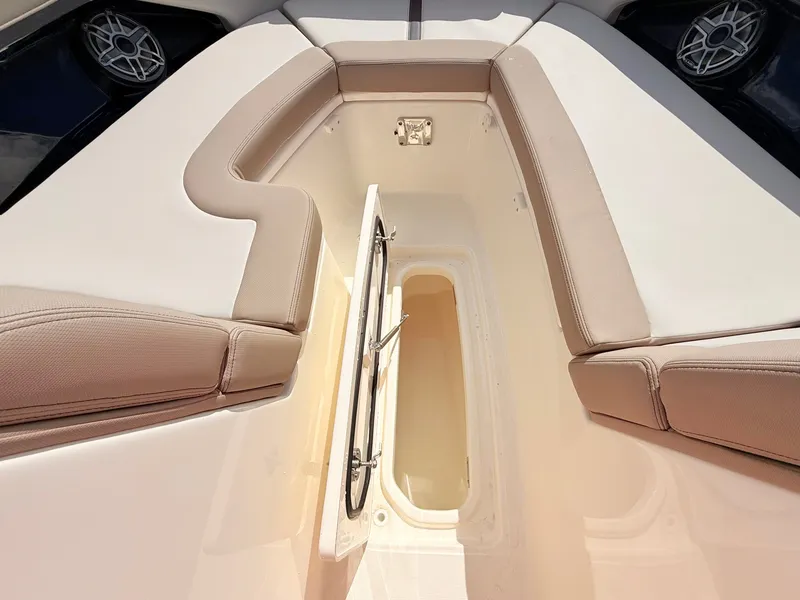 Slide: The Image of Boston Whaler 330 Vantage 2027 - 81