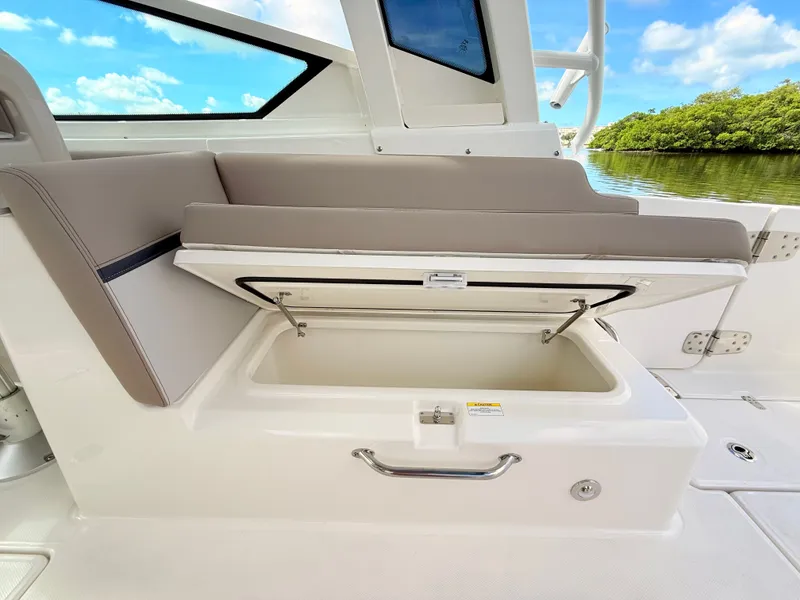 Slide: The Image of Boston Whaler 330 Vantage 2027 - 47