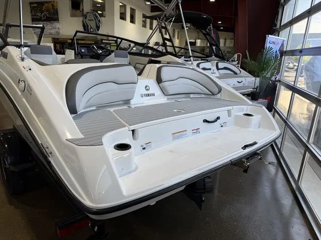 Slide: The Image of Yamaha Boats SX190 2026 in showroom, rear view. - 5