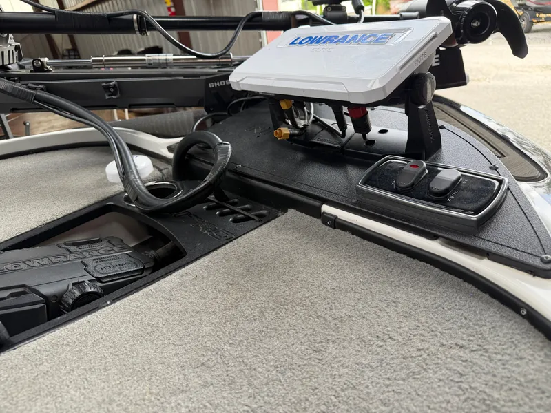 Slide: The Image of Lowrance Elite mounted on Nitro Z18 Pro 2024 boat console. - 5