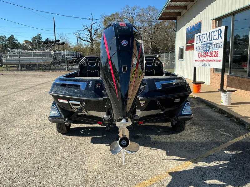 Slide: The Image of 2024 Ranger Z520R boat at Premier Boating Centers. - 10