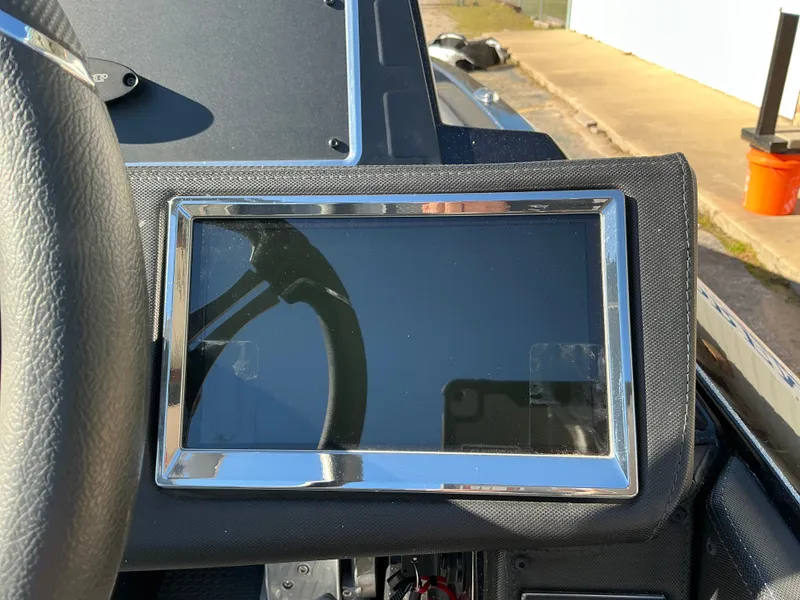Slide: The Image of 2024 Ranger Z520R boat dashboard with screen. - 17
