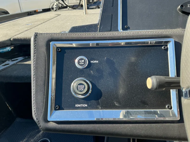 Slide: The Image of 2024 Ranger Z520R boat controls with horn and ignition. - 18