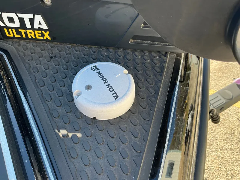 Slide: The Image of Minn Kota Ultrex on Ranger Z520R 2024 boat. - 23