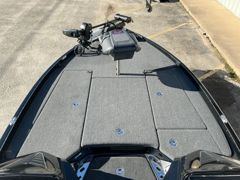 Slide: The Image of 2024 Ranger Z520R boat with gray deck and controls. - 32