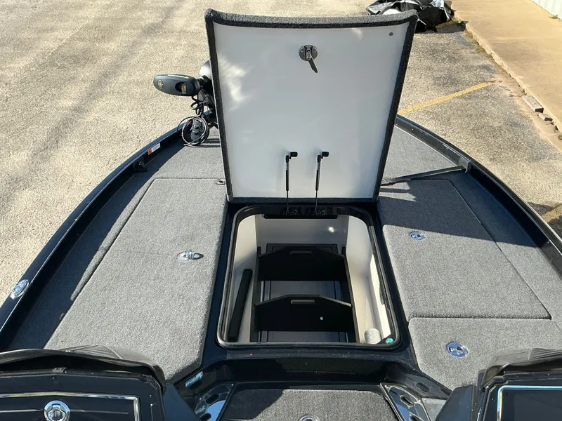 Slide: The Image of 2024 Ranger Z520R boat with open storage compartment lid. - 34
