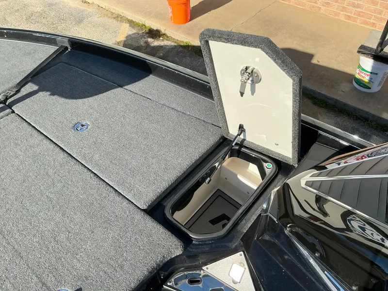 Slide: The Image of 2024 Ranger Z520R boat with open storage compartment lid. - 35
