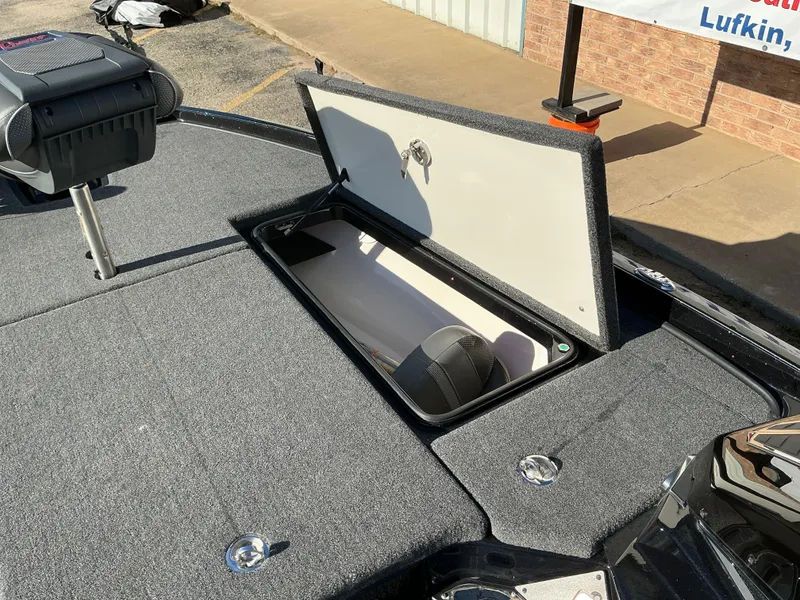 Slide: The Image of 2024 Ranger Z520R boat with open storage compartment. - 36