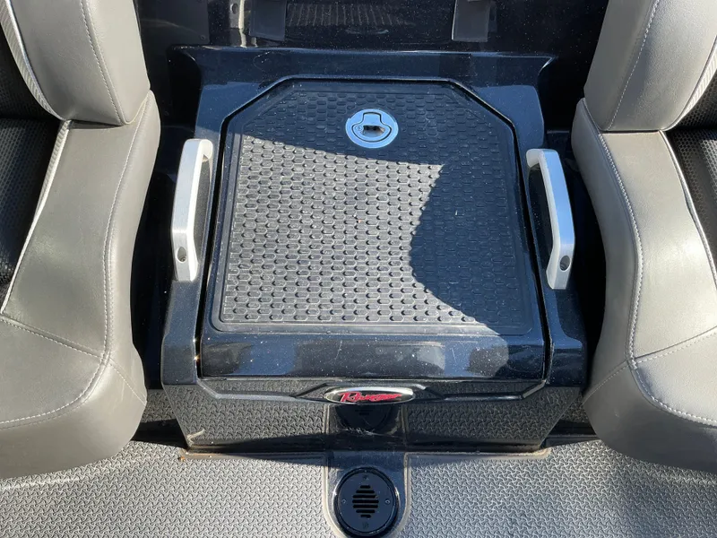 Slide: The Image of 2024 Ranger Z520R boat with gray seats and storage compartment. - 39