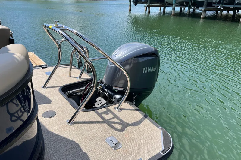 Slide: The Image of Starcraft EXS 3 R DH 2026 boat with Yamaha outboard motor on a lake. - 4