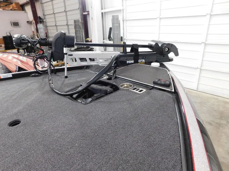 Slide: The Image of 2024 Ranger Z521R boat with Minn Kota Ultrex motor. - 17