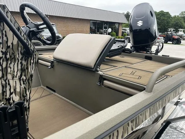 Slide: The Image of 2026 Thor LH1900CC boat with Baystar steering and Suzuki engine. - 11