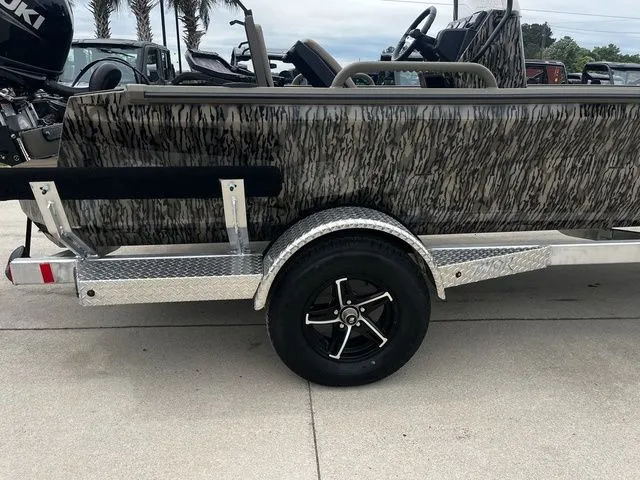 Slide: The Image of 2026 Thor LH1900CC boat with camouflage pattern and trailer. - 16