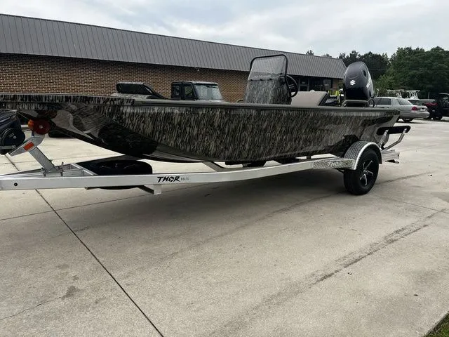 Slide: The Image of Thor LH1900CC boat with Baystar steering, Mossy Oak design, 2026 model. - 4