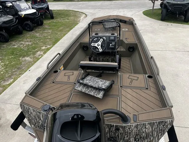 Slide: The Image of 2026 Thor LH1900CC boat with Baystar steering, Mossy Oak design. - 9