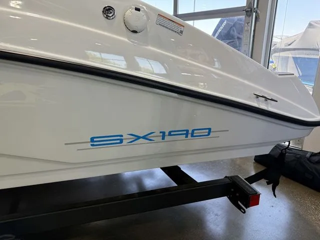 Slide: The Image of 2026 Yamaha Boats SX190 on a trailer in showroom. - 4