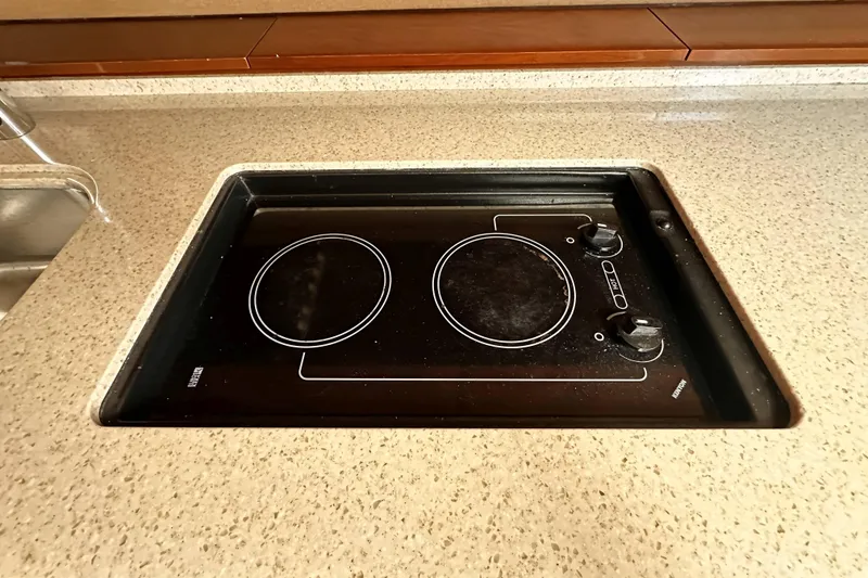 Slide: The Image of Built-in stovetop on Sea Ray 450 Sundancer yacht, 2010 model. - 34