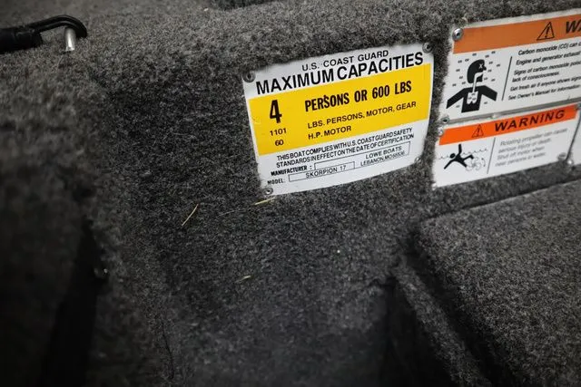 Slide: The Image of Lowe Skorpion 17 boat capacity label, 2022 model. - 9