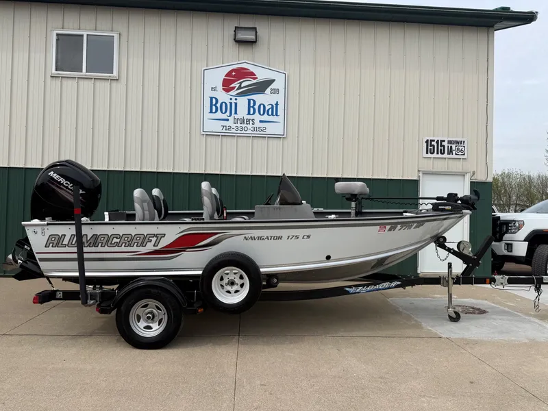 The Image of 2010 Alumacraft Navigator 175 CS boat in front of Boji Boat building. - 0