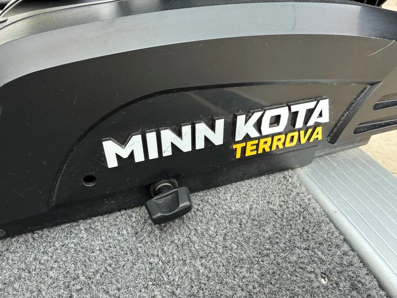 Slide: The Image of Minn Kota Terrova on Alumacraft Navigator 175 CS, year 2010. - 11
