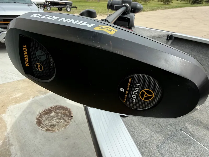 Slide: The Image of Minn Kota Terrova i-Pilot on 2010 Alumacraft Navigator 175 CS. - 13