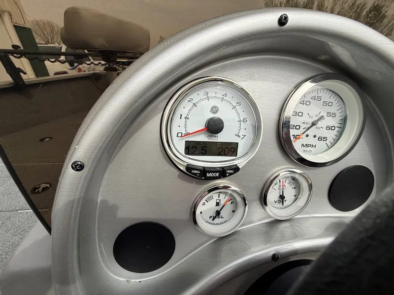 Slide: The Image of Dashboard of a 2010 Alumacraft Navigator 175 CS boat. - 21