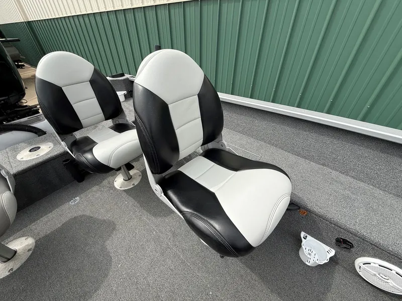 Slide: The Image of Seats in Alumacraft Navigator 175 CS boat, year 2010. - 26