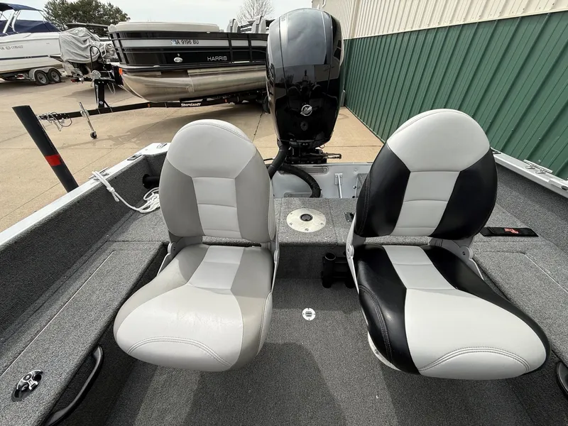 Slide: The Image of 2010 Alumacraft Navigator 175 CS with two seats and outboard motor. - 27