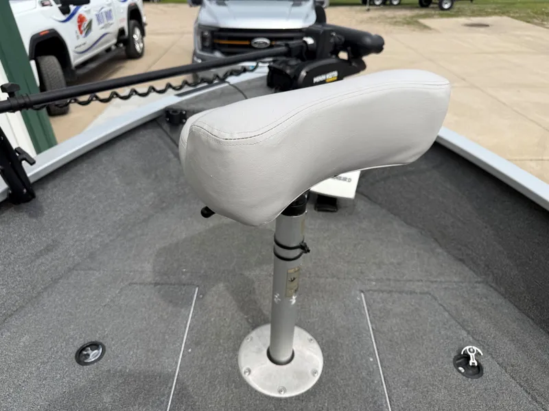 Slide: The Image of 2010 Alumacraft Navigator 175 CS boat with seat and controls. - 9