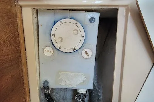 Slide: The Image of POLYMER HOLDING TANK UNDER V-BERTH TO STBD - 34