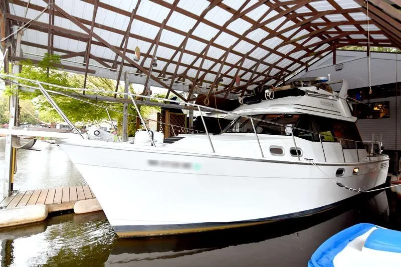 The Image of 1993 Bayliner 3288 Motoryacht docked under a covered marina. - 0