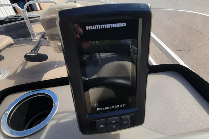 Slide: The Image of Humminbird PiranhaMAX 4 DI fish finder on 2022 SUNTRACKER BASS BUGGY 16 XLS boat. - 20