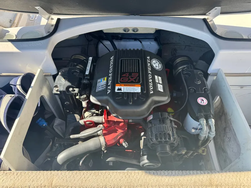 Slide: The Image of Volvo Penta engine in a 2006 Four Winns 190 Horizon boat. - 10