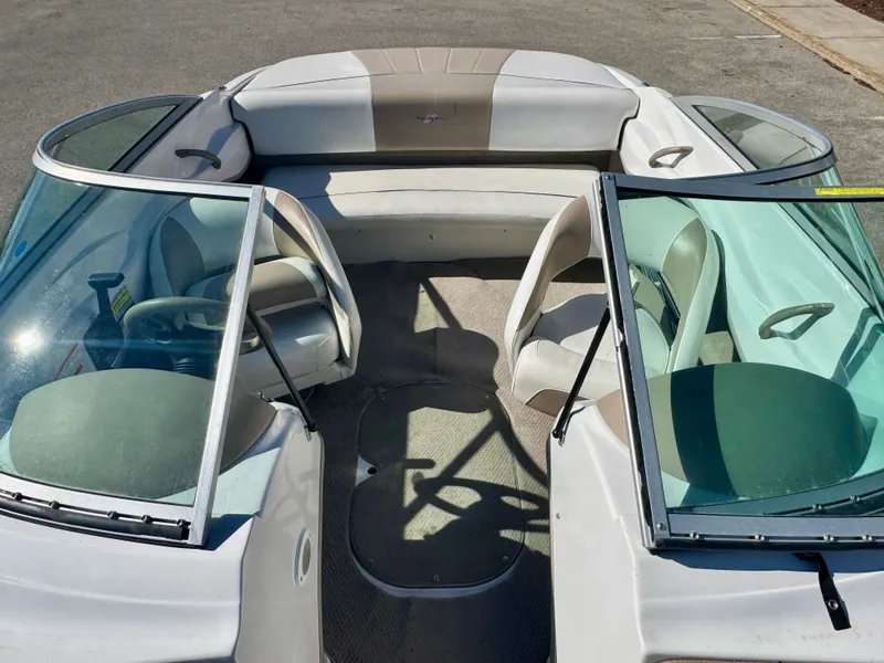 Slide: The Image of Interior of a 2006 Four Winns 190 Horizon boat. - 11