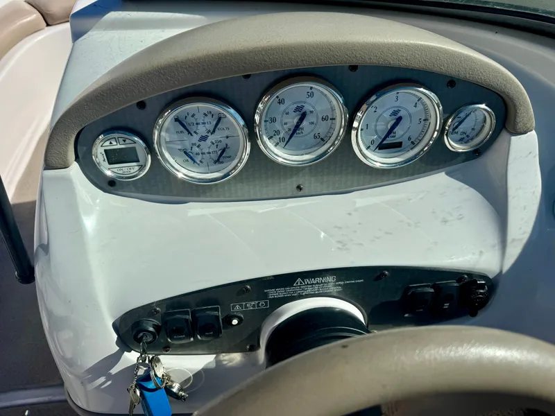 Slide: The Image of Dashboard of a 2006 Four Winns 190 Horizon boat. - 14
