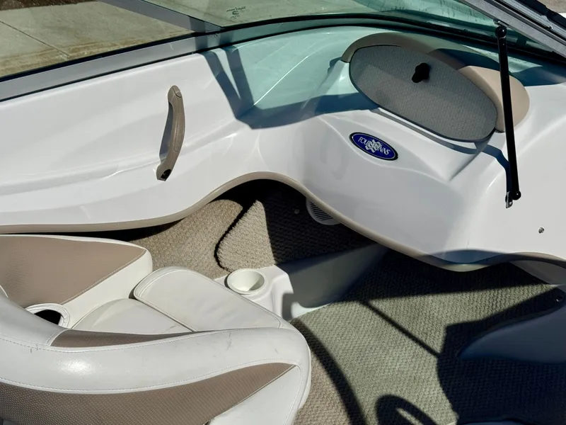 Slide: The Image of Interior of a 2006 Four Winns 190 Horizon boat. - 15