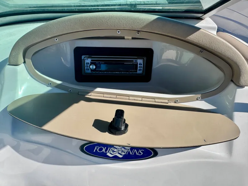 Slide: The Image of Dashboard of a 2006 Four Winns 190 Horizon boat with stereo system. - 16