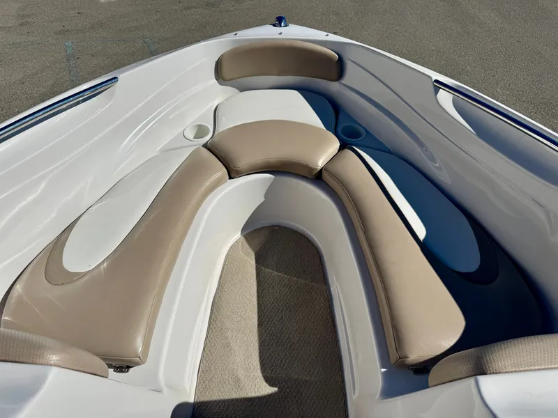 Slide: The Image of Interior of a 2006 Four Winns 190 Horizon boat. - 17