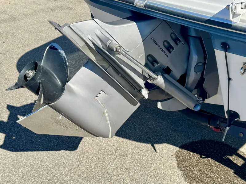 Slide: The Image of 2006 Four Winns 190 Horizon boat motor with Volvo Penta drive. - 5
