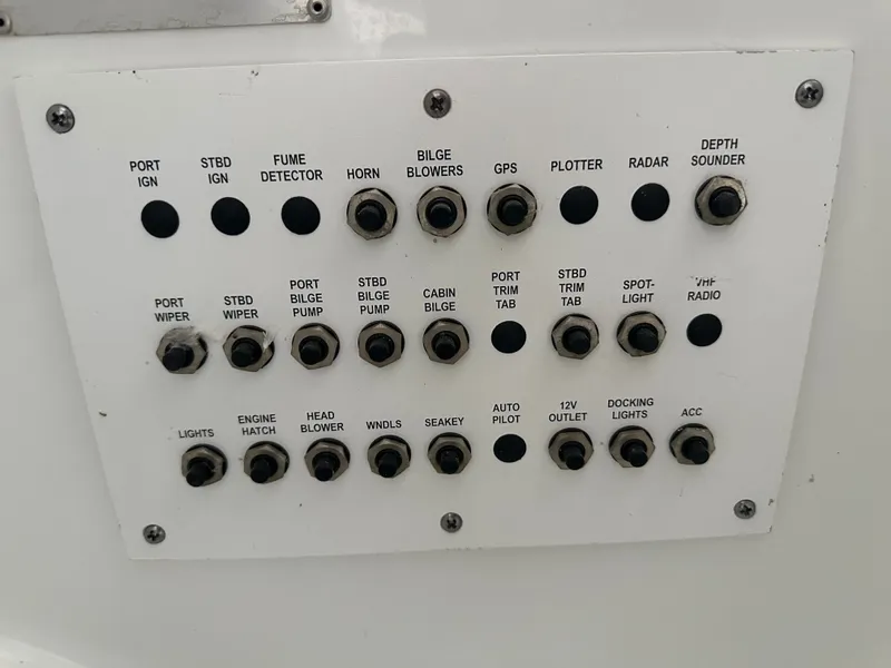 Slide: The Image of Control panel of a 2008 Formula 37 Performance Cruiser. - 32
